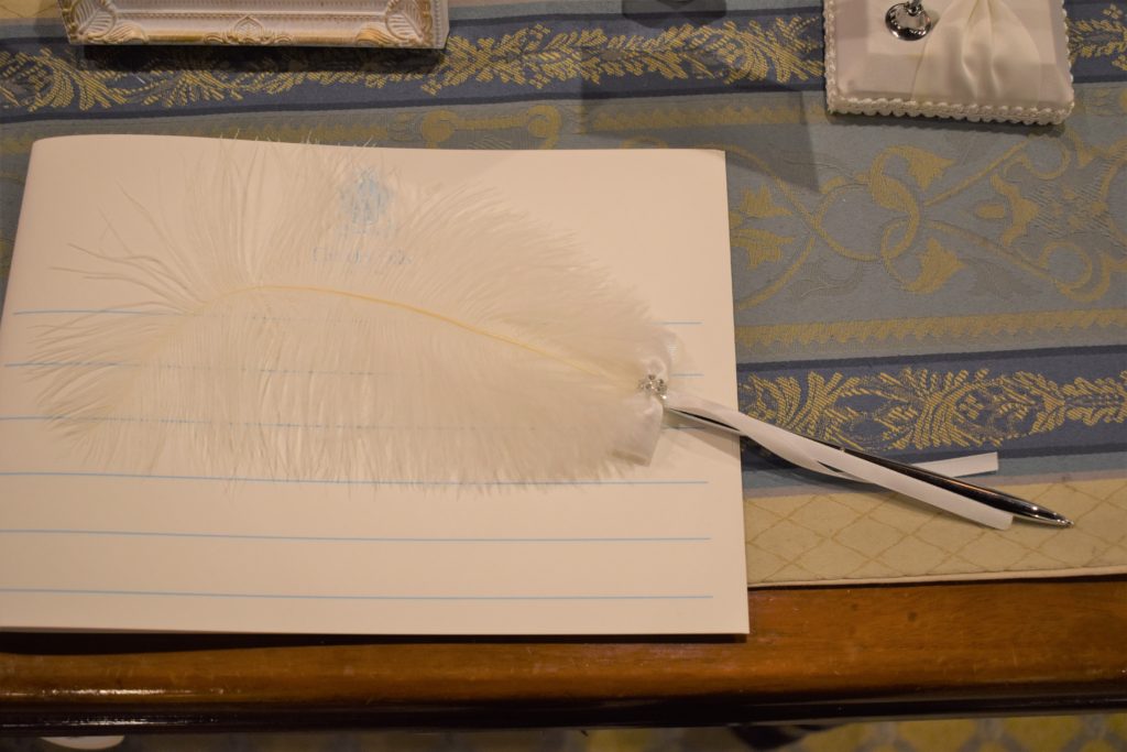 羽ペンで結婚式の受付が華やかに おすすめの羽ペン ゆりの便利グッズ